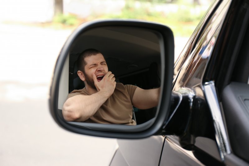 man experiencing drowsy driving
